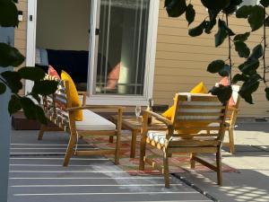 - un ensemble de chaises assises sur une terrasse couverte dans l'établissement Private Master Suite with workplace, & OutdoorSitting, à San Mateo