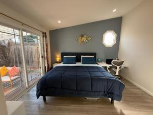 une chambre avec un grand lit avec des oreillers bleus dans l'établissement Private Master Suite with workplace, & OutdoorSitting, à San Mateo