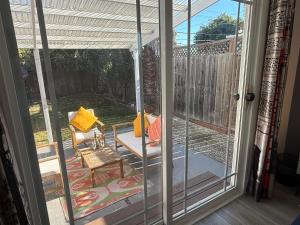 un porche grillagé avec une table et une chaise dans l'établissement Private Master Suite with workplace, & OutdoorSitting, à San Mateo 6 autres photos