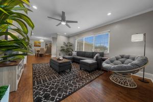 un soggiorno con un divano e un tavolo di Lovely 3BR Home by WEC, Silver Springs & Downtown! a Ocala