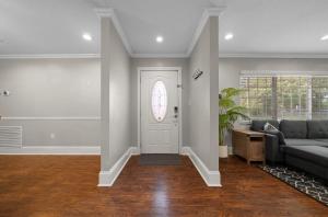un soggiorno con divano e porta di Lovely 3BR Home by WEC, Silver Springs & Downtown! a Ocala