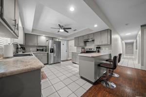 una grande cucina con elettrodomestici in acciaio inossidabile di Lovely 3BR Home by WEC, Silver Springs & Downtown! a Ocala