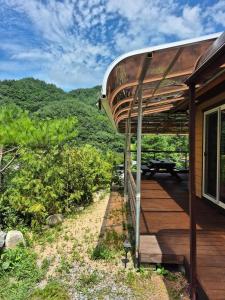 タニャンにあるDanyang Sunflower Guesthouseの山の見える家の出口 +21枚の写真