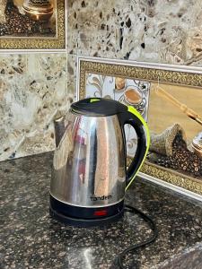 Příslušenství pro přípravu čaje a kávy v ubytování Bhaskar's Homestay