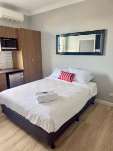 Un dormitorio con una gran cama blanca con una almohada roja. en The Mark Stays, en Lambton