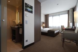 A bed or beds in a room at IntercityHotel Mannheim