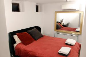 Una cama o camas en una habitación de Sydney Harbourside Studio