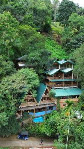 un edificio junto a una colina con árboles en Hiking point Treehouse Ella, en Ella