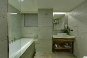 Bilik mandi di Lan Kwai Fong Garden Hotel