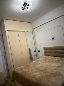 Un dormitorio con una cama y un ventilador de techo. en сдается квартира, en Tiflis