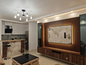 Una sala de estar con un cuadro grande en la pared. en сдается квартира, en Tiflis