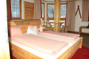 Łóżko lub łóżka w pokoju w obiekcie Hotel Schweizerhof