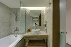 Bilik mandi di Lan Kwai Fong Garden Hotel