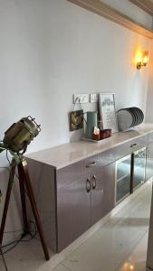 班加罗尔Room in a 3bhk的厨房配有带三脚架摄像头的柜台