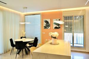 Ảnh trong thư viện ảnh của אירופה בוטיק כנרת - דירת 3 חדרי שינה עם נוף ở Tiberias