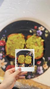 班加罗尔Room in a 3bhk的一个人举着一盘食物的图片