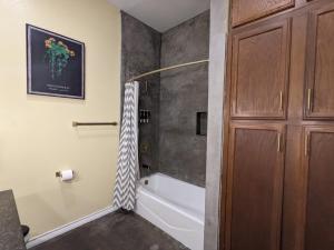 un baño con ducha y bañera en Urbenity, en Irving 8 fotos más