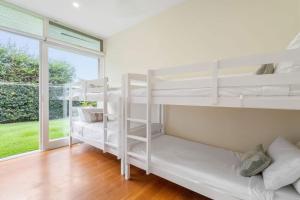 The Bungan - Beachfront W Access To Bungan Beach客房内的一张或多张床位