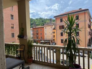 Un balcón con vista a una ciudad en Appartamento Porretta Sweet Soul, en Porretta Terme