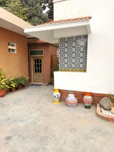 a wall with a tile on the side of a house at Star Guest House in Karachi