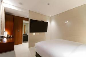 Top Cloud Hotel Iksan客房内的一张或多张床位