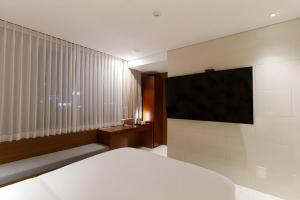 Top Cloud Hotel Iksan的电视和/或娱乐中心