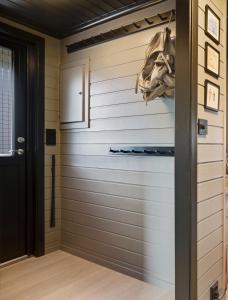 ein Scheunentor in einem Haus mit Garage in der Unterkunft Mortenhytta, Valevåg in Valevåg