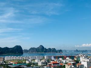 a view of a city and a body of water at Homestay Phuong Thao Luxcity Cam Pha in Hòn Một