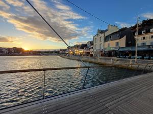 una vista di un fiume al tramonto da una barca di Maison de ville cosy avec jardin, à 300 m de la plage & restaurants a Binic