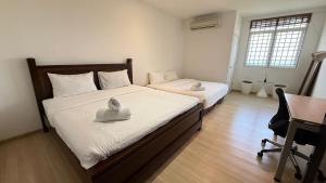 a bedroom with two beds with hats on them at 118 Island Plaza Tg Tokong Gurney Straits Quay 1BR 1CP Wifi 4pax in George Town +33 photos