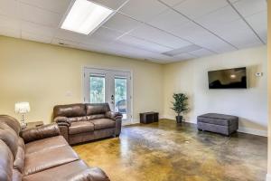 Χώρος καθιστικού στο Cl To Dt Asheville & Weaverville- Apartment Inc