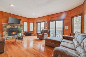 ein Wohnzimmer mit Couch und Kamin in der Unterkunft Lake Front, Ski,hot Tub, Fire Pit, Fp, Boats in Gouldsboro + 44 Fotos