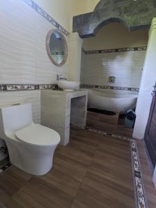 ein Badezimmer mit Toilette, Waschbecken und Badewanne in der Unterkunft Stellar Cottage Lovina- a villa in Murni's house in Lovina