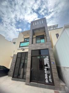 a building with a sign on the front of it at 伊勾瑞行旅 in T'ung-ko