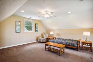 une chambre avec un lit, un canapé et une table dans l'établissement 10 Min To Dt, 15 Min To Biltmore, Fire Pit, View, à Asheville