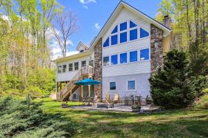 une maison avec une terrasse et un patio dans l'établissement 10 Min To Dt, 15 Min To Biltmore, Fire Pit, View, à Asheville
