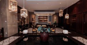 ホーチミン・シティにあるThe Odys Boutique Hotelのソファとテーブルと椅子のあるリビングルーム