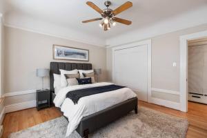 Ένα ή περισσότερα κρεβάτια σε δωμάτιο στο Super Convenient 1br City Pad With Garage Parking