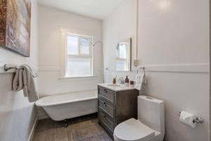 Ένα μπάνιο στο Super Convenient 1br City Pad With Garage Parking +19 φωτογραφίες