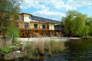 a building next to a river next to a building at Seminar- und Gästehaus Flussbad Gartenstrasse in Berlin