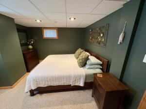 ein Schlafzimmer mit einem Bett und einem Holztisch in der Unterkunft Cozy Getaway by the Lake in Twin Lakes