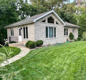ein Haus mit einem grünen Rasen davor in der Unterkunft Cozy Getaway by the Lake in Twin Lakes