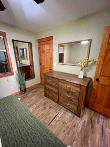 ein Schlafzimmer mit einer Kommode und einem Spiegel in der Unterkunft Cozy Getaway by the Lake in Twin Lakes
