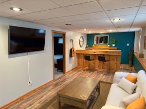 ein Wohnzimmer mit Sofa und Tisch in der Unterkunft Cozy Getaway by the Lake in Twin Lakes