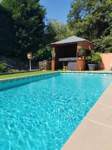 Swimmingpoolen hos eller tæt på Villa privée, piscine chauffée, jacuzzi et sauna