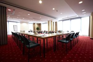 a large conference room with a long table and chairs at IntercityHotel Schwerin in Schwerin
