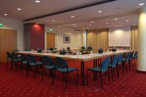 a large conference room with a long table and chairs at IntercityHotel Schwerin in Schwerin