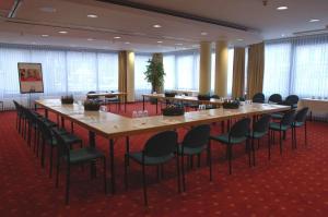 a large conference room with a long table and chairs at IntercityHotel Schwerin in Schwerin