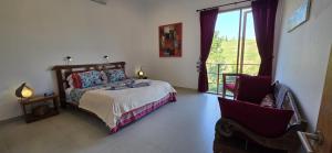 Un dormitorio con una cama y un balcón. en ESCAPE to SERENITY SPECTACULAR VIEWS LUXURY VILLA, en Lovina 71 fotos más