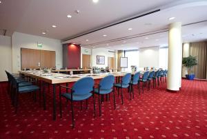 a large conference room with a long table and chairs at IntercityHotel Schwerin in Schwerin